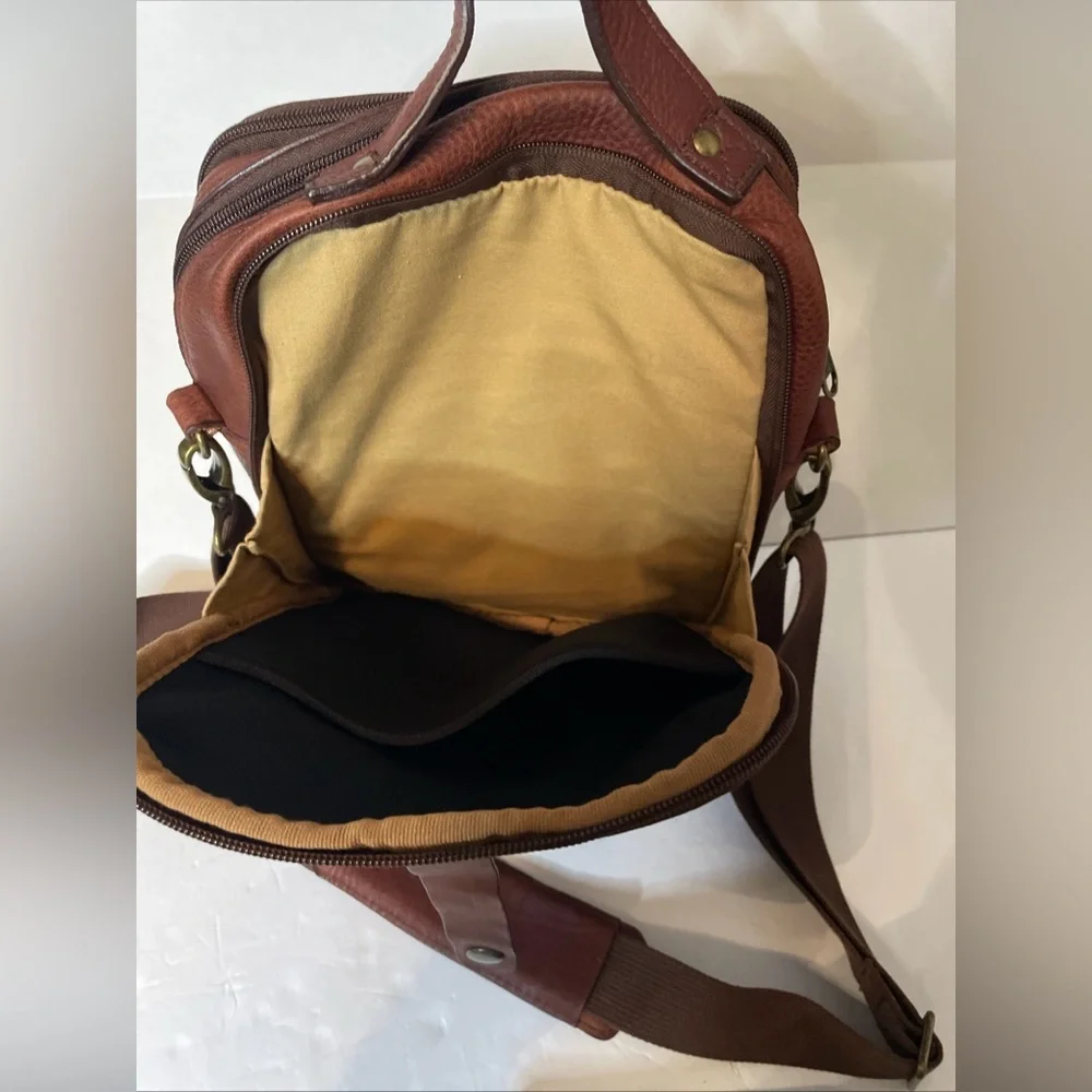 Duluth Trading Co Lifetime Leather Travel Bag Multi Zip Pocket Crossbody Brown